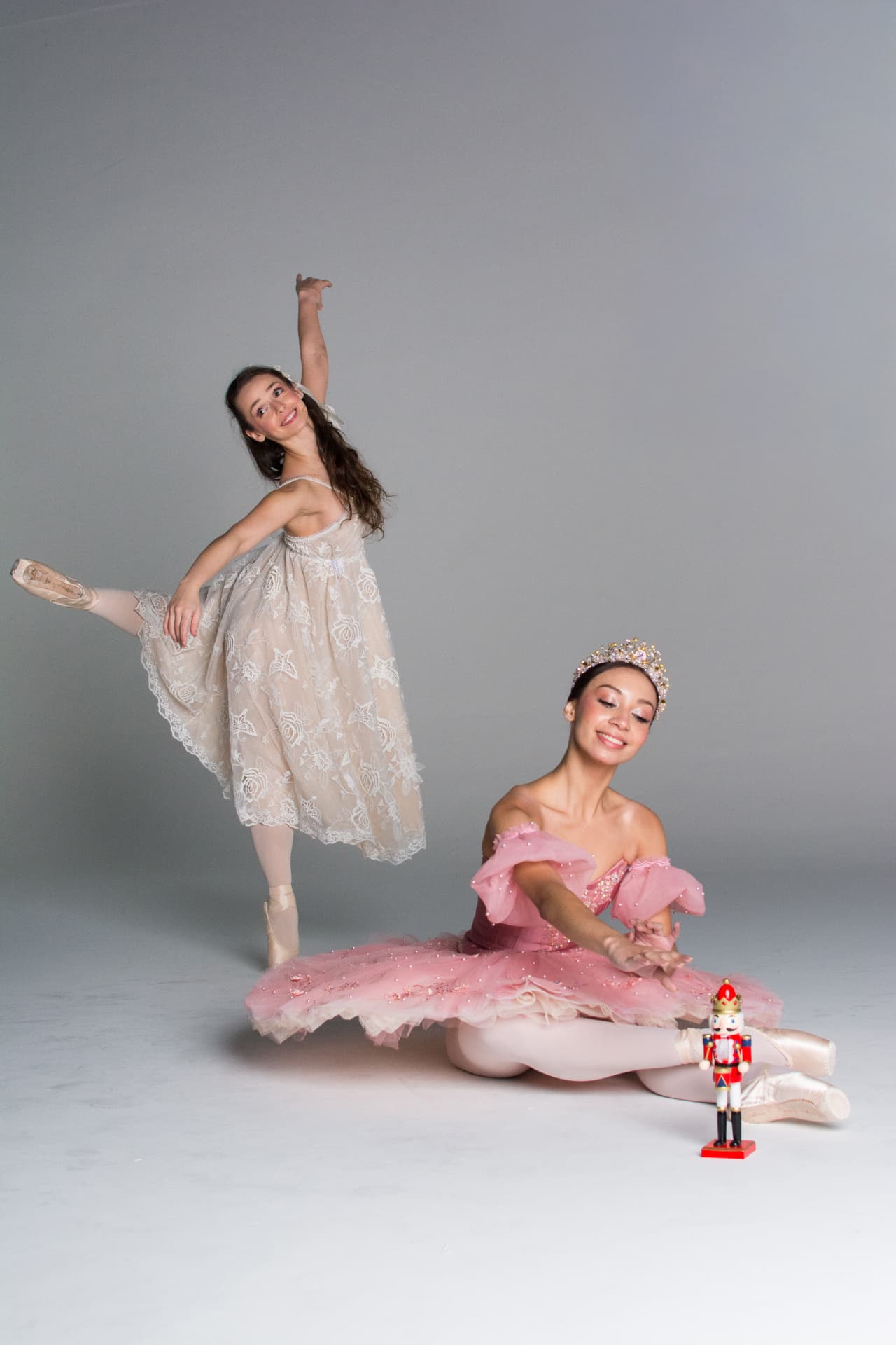 Duas bailarinas em cena com o Quebra-Nozes