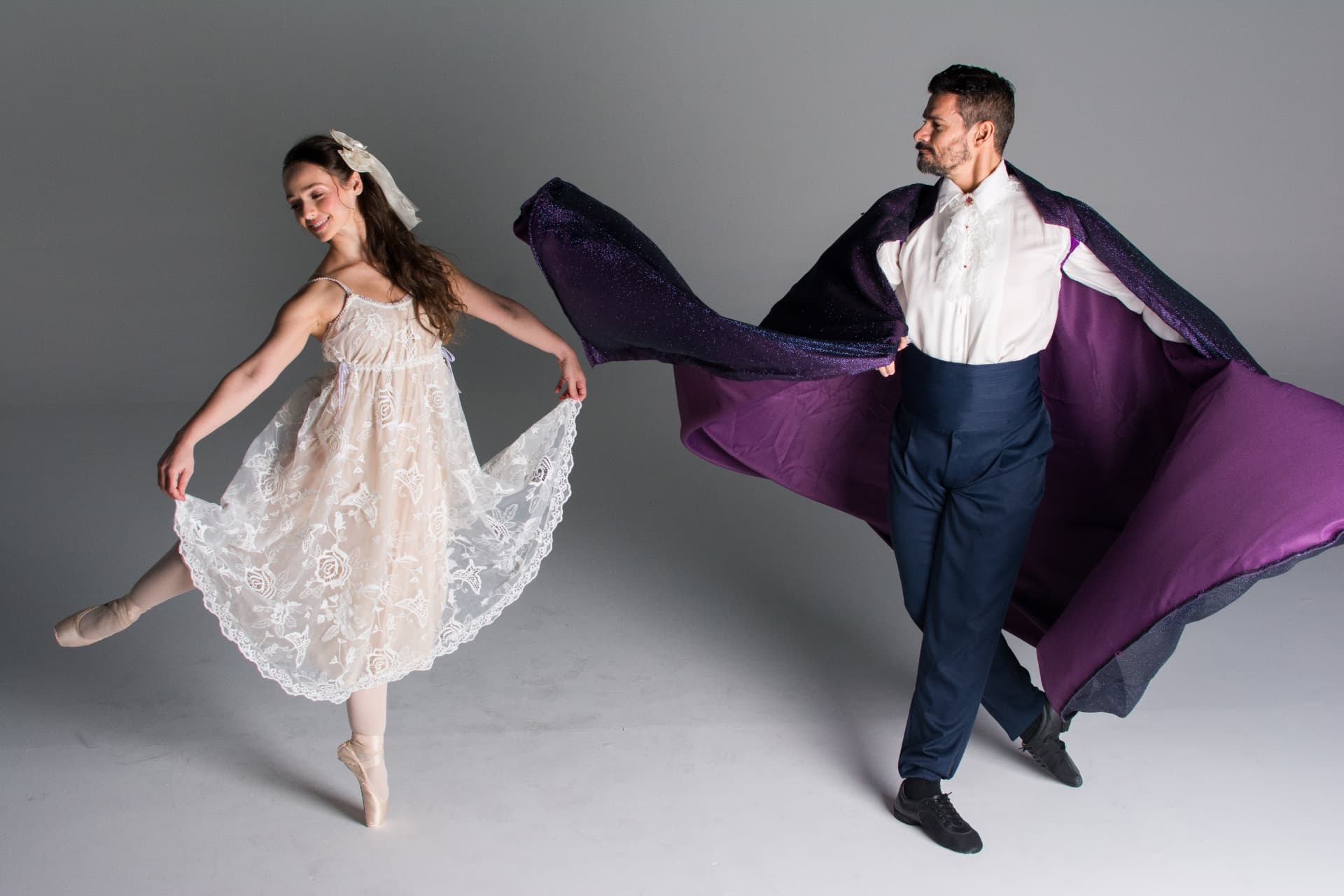 Bailarina e mágico de O Quebra-Nozes em pose editorial