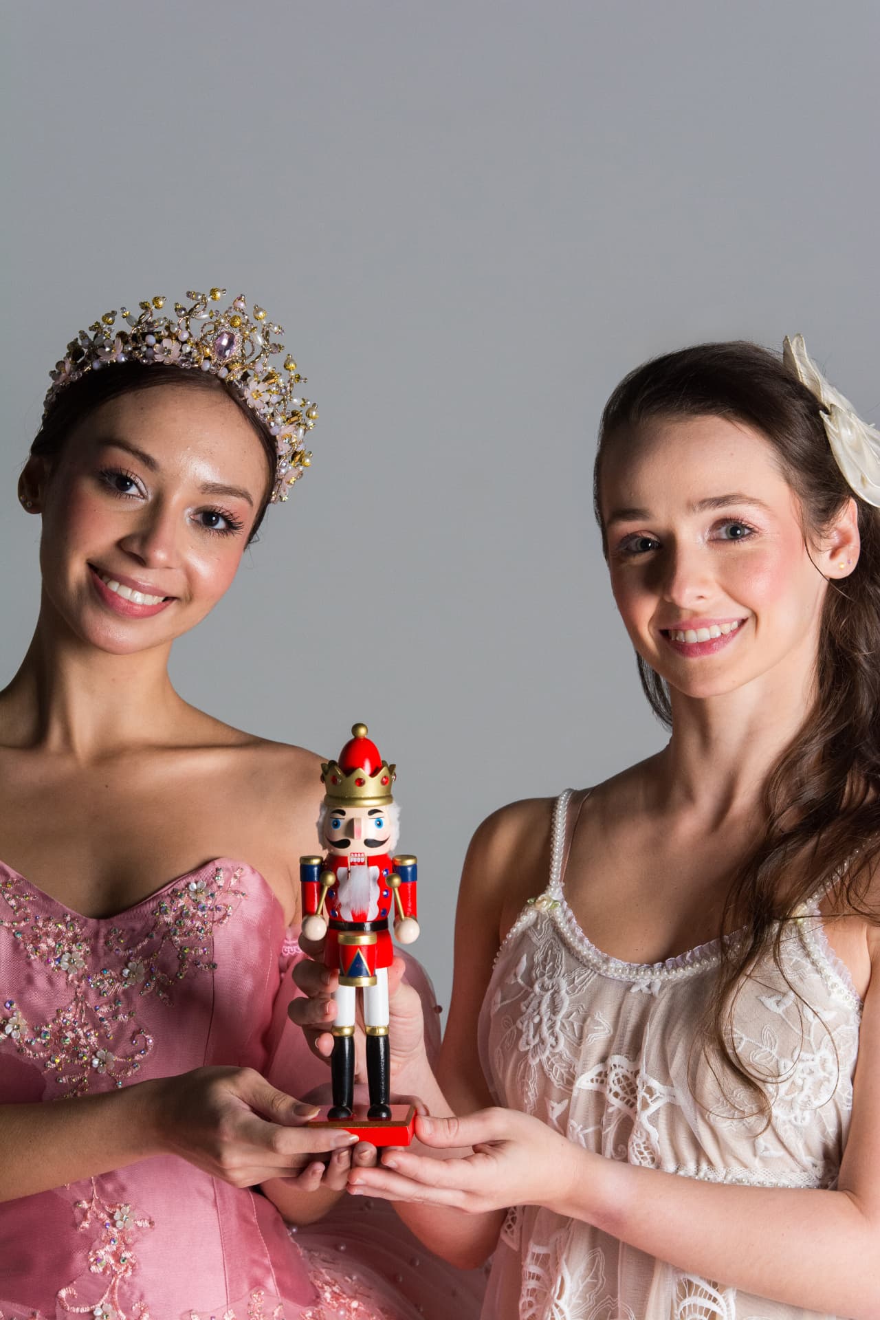 Bailarinas de O Quebra-Nozes segurando o boneco clássico do Quebra-Nozes