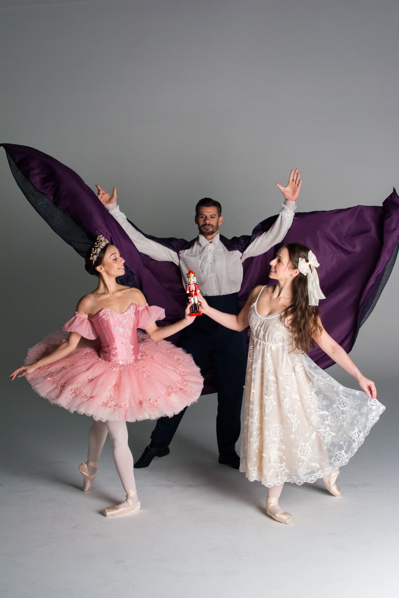 Clara, a Fada Açucarada e o mágico Drosselmeyer em cena